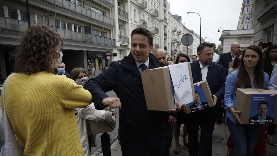 Wybory 2020. Rafał Trzaskowski przed siedzibą PKW 