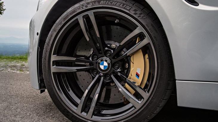 Opony letnie warto kupować w sezonie zimowym, jednak trzeba zwrócić uwagę na kilka detali