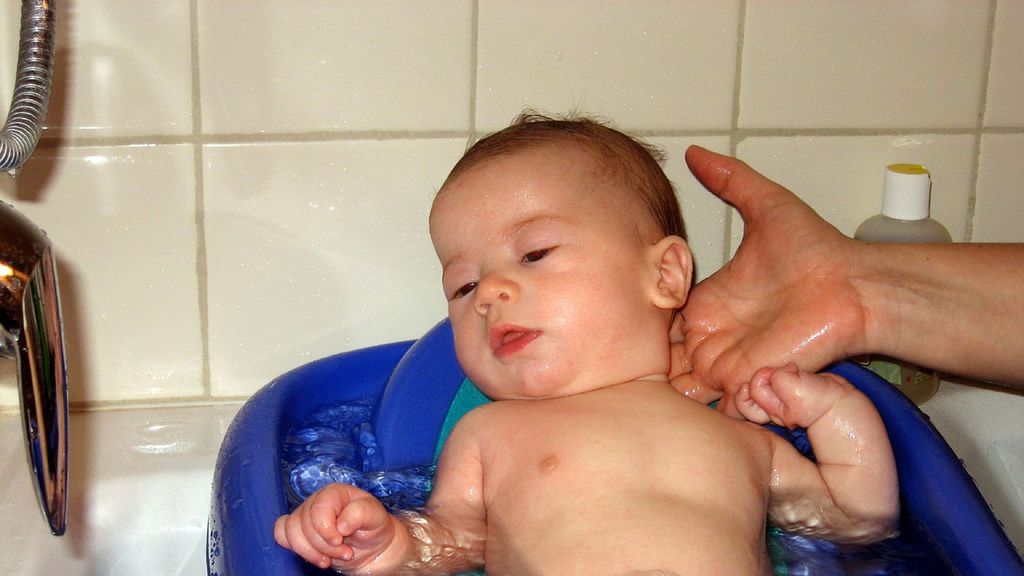 Kąpiel niemowlaka