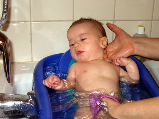Kąpiel niemowlaka