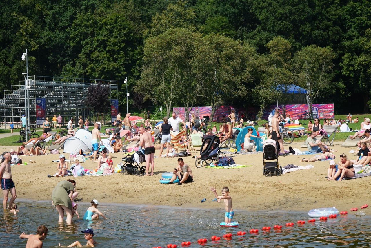 Poznań: Gorący weekend nad wodą. Tłumy na plaży nad Rusałką