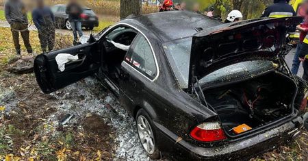 Kierowca BMW uderzył w drzewo, auto się zapaliło. Ranny 17-latek