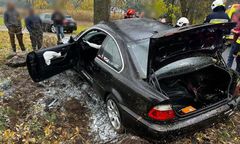 Kierowca BMW uderzył w drzewo, auto się zapaliło. Ranny 17-latek