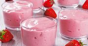 Truskawki zamieniam w lekki deser. Są puszyste jak letnia chmurka