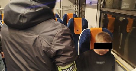 Był poszukiwany listem gończym. Namierzyli go w pociągu