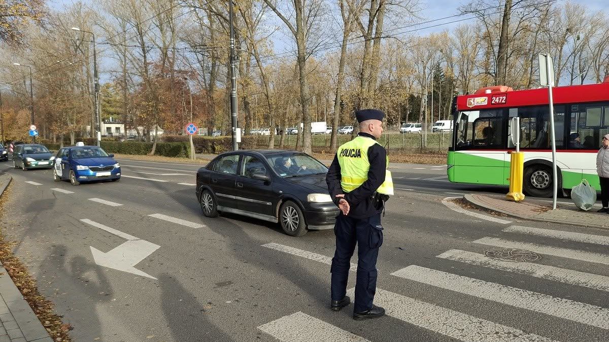 Policjanci kierujący ruchem w rejonie cmentarza na Majdanku