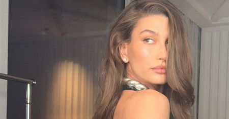 Transparentna sukienka Hailey Bieber podbija TikToka. Łatwo odtworzysz tę stylizację