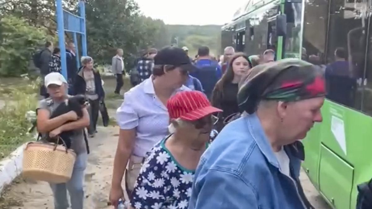 A handout photo made available by the Russian Emergency Ministry's press service shows people entering buses as they are evacuated from their homes in the border settlements of the Kursk region, Russia, 13 August 2024. About 200 residents of the Kursk region arrived in the Moscow region, including 162 children. Acting Governor of Kursk Region Alexey Smirnov stated that the situation in the region remains difficult with the Ukrainian Armed Forces currently in control of 28 settlements, home to around 2,000 people. According to Smirnov, some 121,000 people have been so far evacuated from the Kursk region. EPA/RUSSIAN EMERGENCIES MINISTRY HANDOUT HANDOUT HANDOUT EDITORIAL USE ONLY/NO SALES Dostawca: PAP/EPA.