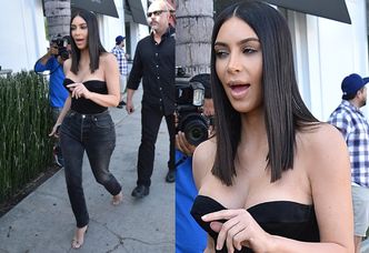 "Naturalna" Kim Kardashian idzie na lunch z siostrą i kamerami (ZDJĘCIA)