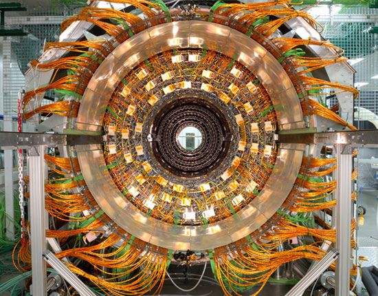 LHC - WIelki Zderzacz Hadronów (fot. Dvice)