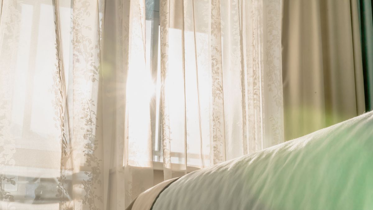 Naturalne źródła światła stymulują produkcję hormonu szczęścia