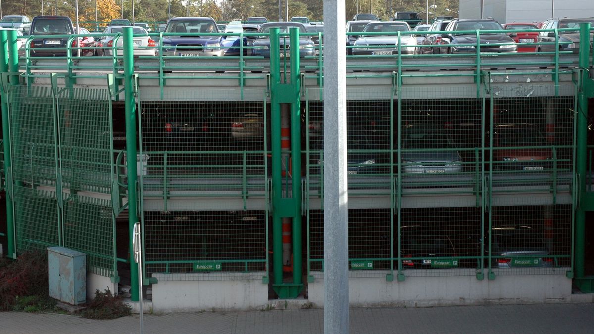 Z parkowaniem przy Okęciu nie ma żadnych problemów, ale koszt jest wysoki.