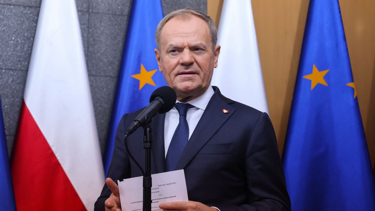 Warszawa, 18.12.2024. Premier Donald Tusk podczas oświadczenia dla mediów na lotnisku Okęcie w Warszawie, 18 bm. Premier udaje się do Brukseli, gdzie weźmie udział w jednodniowym szczycie Unia Europejska-Bałkany Zachodnie. (sko) PAP/Albert Zawada