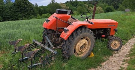 Kolejna tragedia. Nie żyje mężczyzna przygnieciony przez traktor