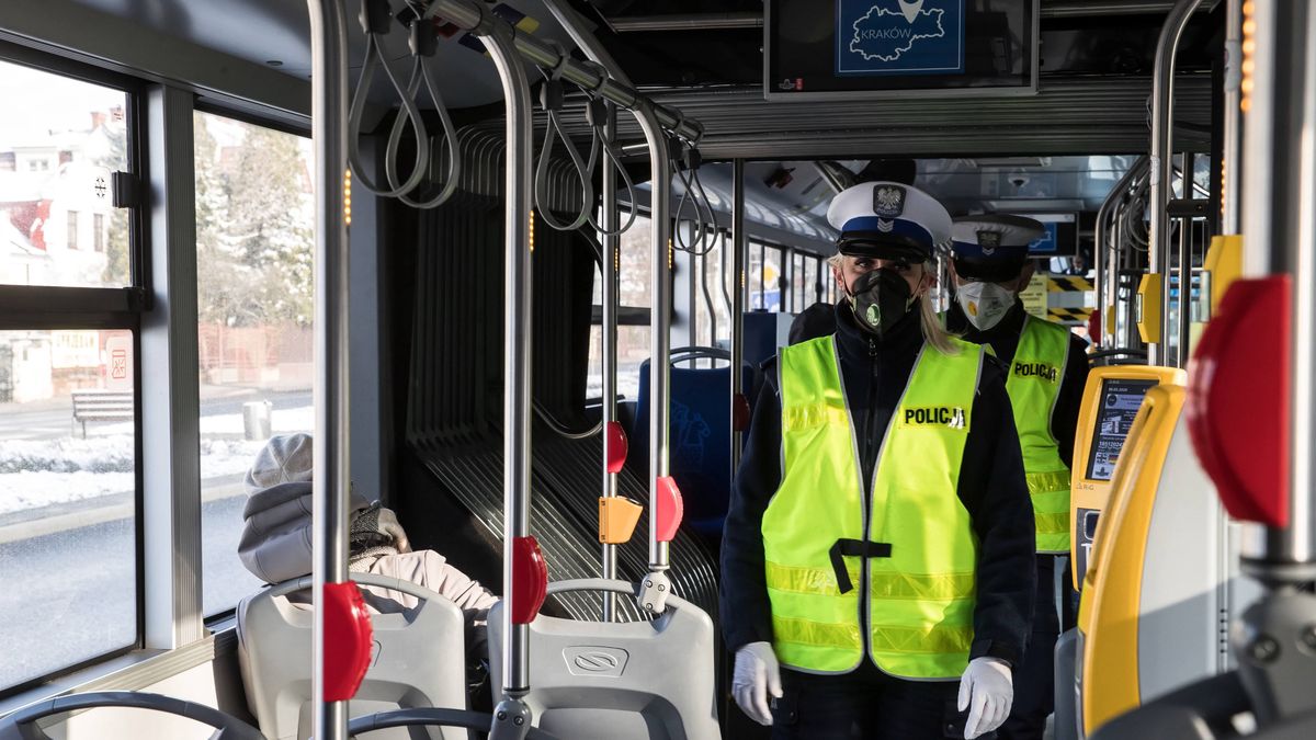 Kontrole policjantów w komunikacji miejskiej zbierają pierwsze żniwo