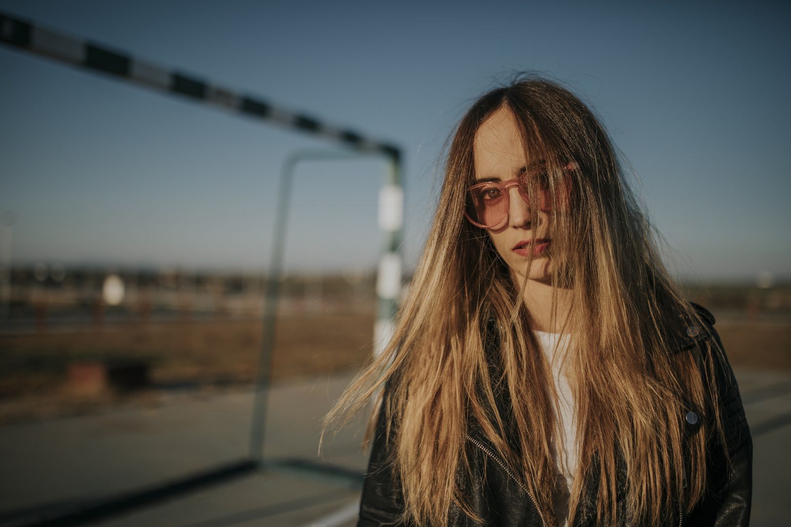 blondynka w dużych okularach