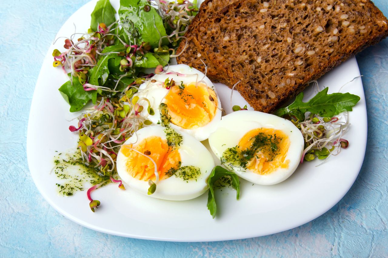 Regularne jedzenie jajek pomaga zrzucić oponkę. Musisz pamiętać o jednym