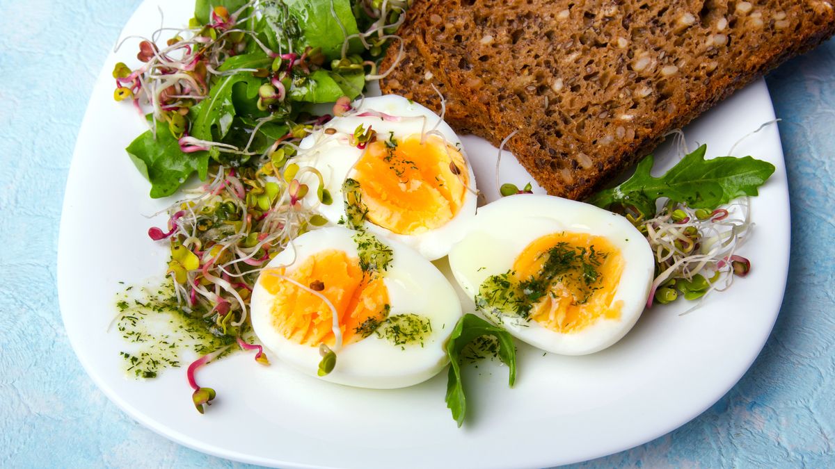 Jajka to dobry wybór na śniadanie. 