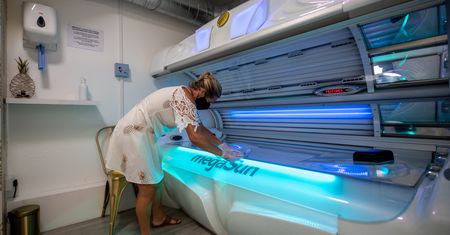 Koszmar w solarium. Klientka otworzyła pokrywę i zobaczyła zwłoki