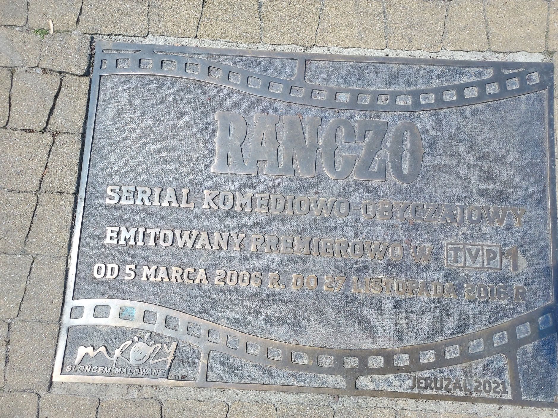 Tabliczka upamiętniająca kręcenie serialu "Ranczo" w Jeruzalu.