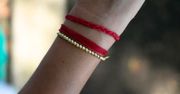 Widzisz czerwoną bransoletkę? Wtajemniczeni wiedzą, co oznacza