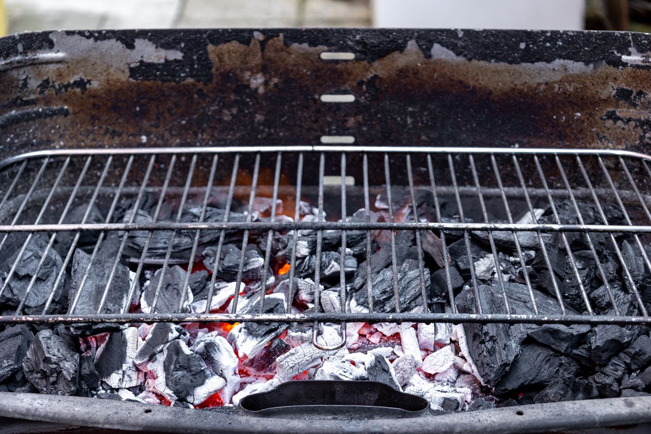 Nałóż na ruszt i wyszoruj. Grill będzie czysty jak nigdy