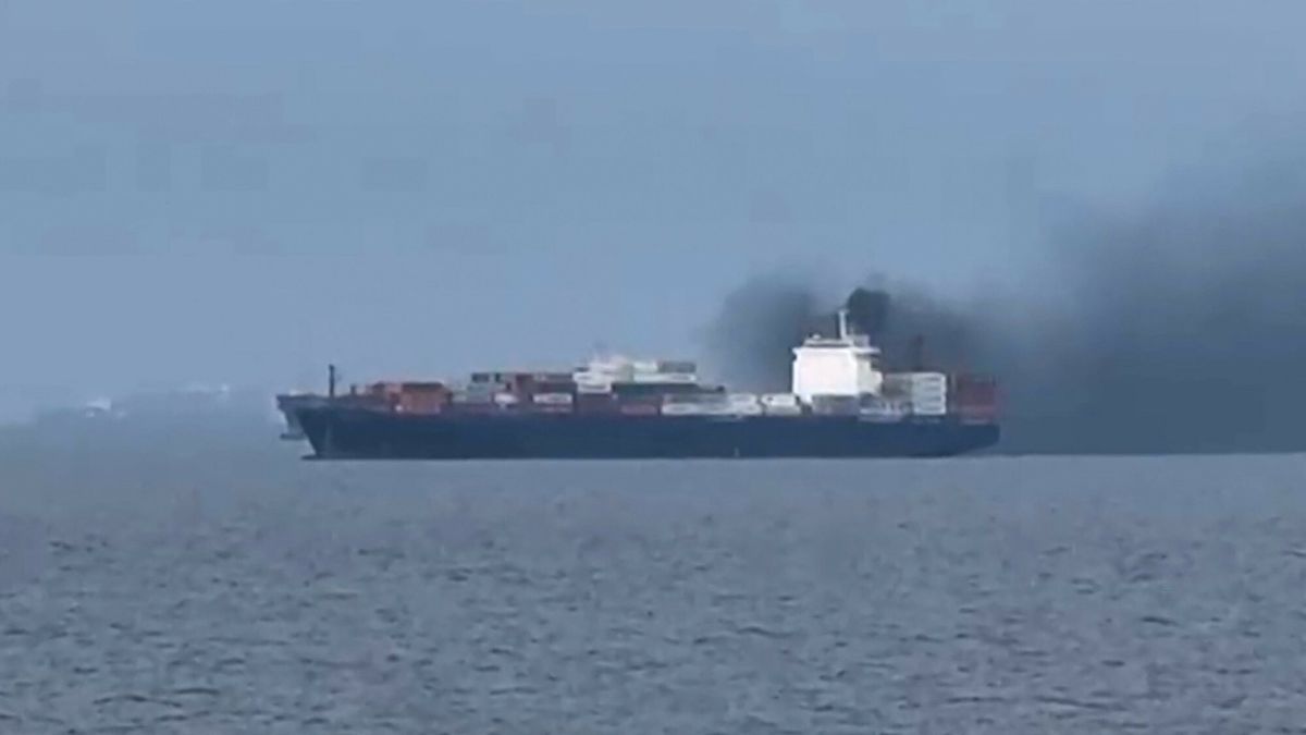 Wojna na Bliskim Wschodzie 2026
This frame grab from handout UGC video footage by seafarer Wang Shang taken on March 12, 2026 and released to AFPTV on March 13 shows smoke emerging from the Source Blessing cargo vessel, as filmed from the vessel Wang was onboard in the Gulf, north of Dubai. Wang Shang, a seafarer on an LPG vessel in the Gulf, just north of Dubai, talked to AFP on March 13 morning about his experience being stuck on a ship, unable to pass through the Strait of Hormuz. (Photo by Handout / various sources / AFP) / RESTRICTED TO EDITORIAL USE - MANDATORY CREDIT "AFP PHOTO /WANG SHANG/UGC via AFPTV/HANDOUT - NO MARKETING NO ADVERTISING CAMPAIGNS - DISTRIBUTED AS A SERVICE TO CLIENTS

ATTENTION EDITORS: AFP IS COVERING THE WAR IN THE MIDDLE EAST THROUGH ITS EXTENSIVE REGIONAL NETWORK, INCLUDING ITS BUREAUS IN TEHRAN, BEIRUT, JERUSALEM, THE GULF MONARCHIES, IRAQ, JORDAN, SYRIA AND EGYPT. HOWEVER, SINCE THE START OF THE WAR, THE AGENCY?S JOURNALISTS HAVE BEEN WORKING UNDER INCREASINGLY RESTRICTIVE CONDITIONS. GOVERNMENTS THROUGHOUT THE REGION HAVE IMPOSED LIMITS ON JOURNALISTS? MOVEMENTS, INCLUDING THEIR ABILITY TO PROVIDE VIDEO LIVE STREAMS OF WHAT ARE REGARDED AS SENSITIVE LOCATIONS. SEVERAL GOVERNMENTS AND ARMED GROUPS HAVE BANNED PHOTO AND VIDEO COVERAGE OF MISSILE AND DRONE STRIKES ON WHAT ARE SEEN AS SECURITY-RELATED SITES, THE INTERCEPTION OF INCOMING MISSILES AND DRONES, AND THE REPORTING OF WHAT COULD BE CONSTRUED AS OPERATIONAL MILITARY DETAILS. /
HANDOUT