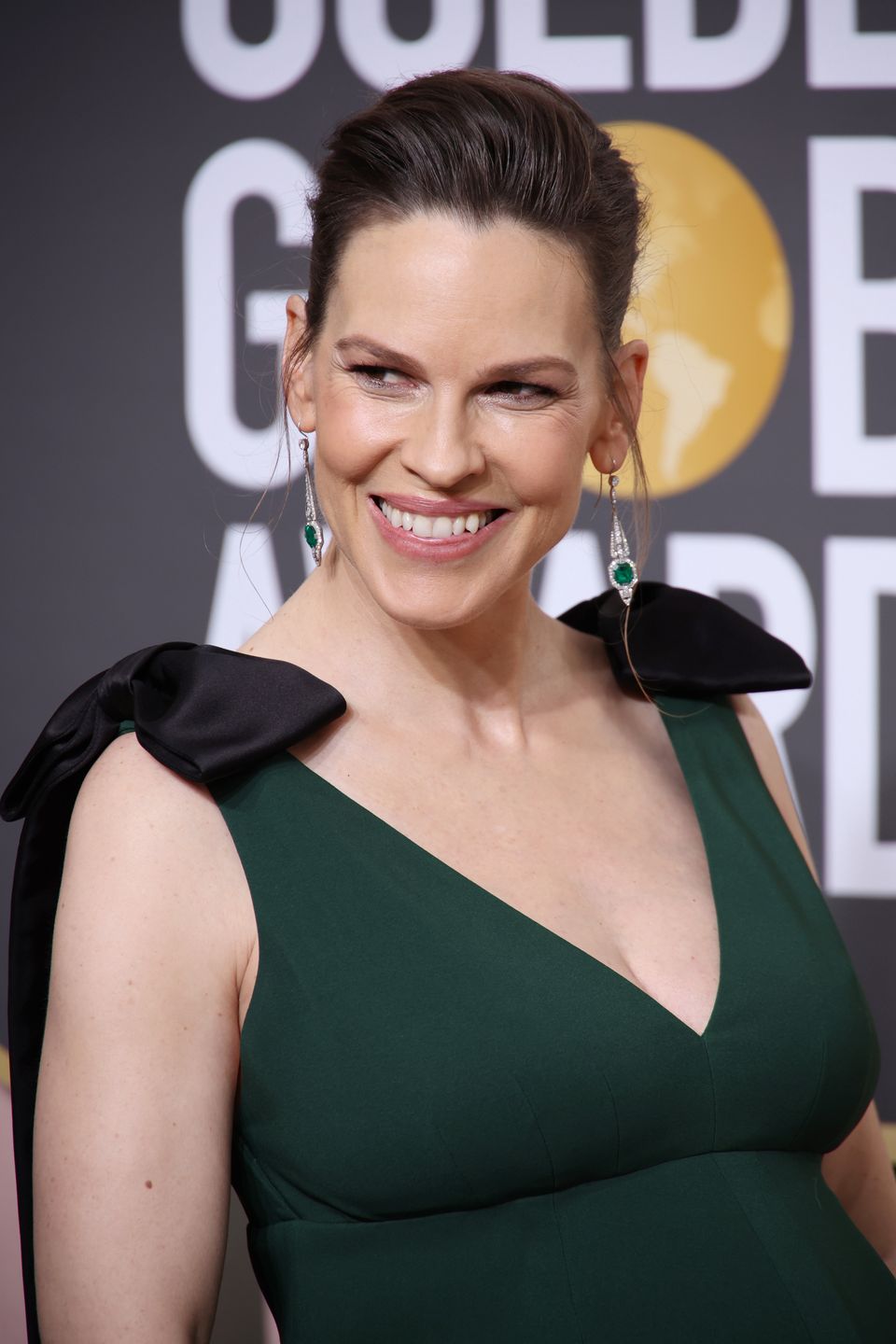 Złote Globy 2023. 48-letnia Hilary Swank bryluje po czerwonym dywanie z ciążowymi krągłościami