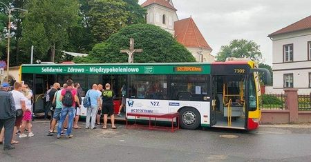 Antyszczepionkowcy w akcji. Mówią o "bestiobusie" i przywołują św. Jana