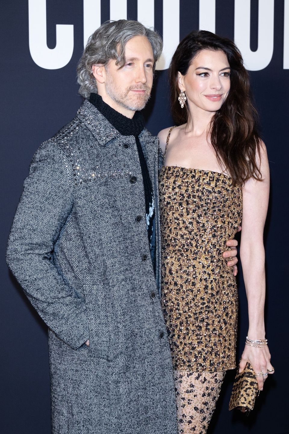 Anne Hathaway bryluje z mężem na paryskim Fashion Weeku