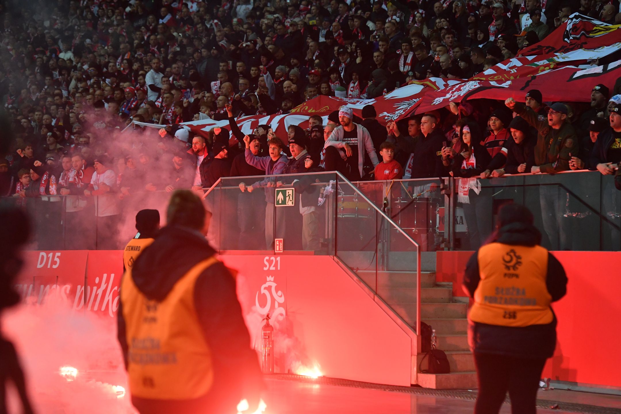 Race rzucone na boisko przez polskich kibiców podczas