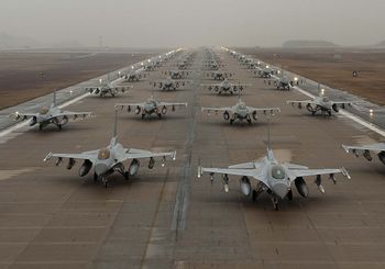 Dziesiątki myśliwców. Mocarstwa NATO gromadzą je na małej wyspie