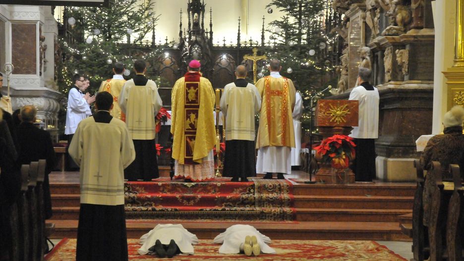 Pierwsza w diecezji tarnowskiej konsekracja dziewic, wdow i wdowca, ktora odbyla siк w tarnowskiej katedrze.