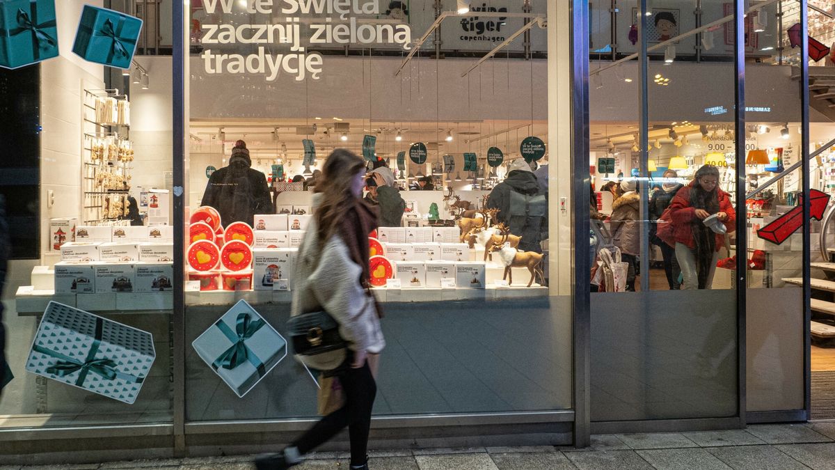 East News archiwum 2024
Fot. Witold Jaroslaw Szulecki/East News, Warszawa, 21.12.2022. Witryna sklepowa w Domach Towarowych Centrum.
Witold Jaroslaw Szulecki