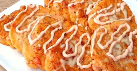 Jesteś głodny? Oto przepis na placuszki o smaku pizzy