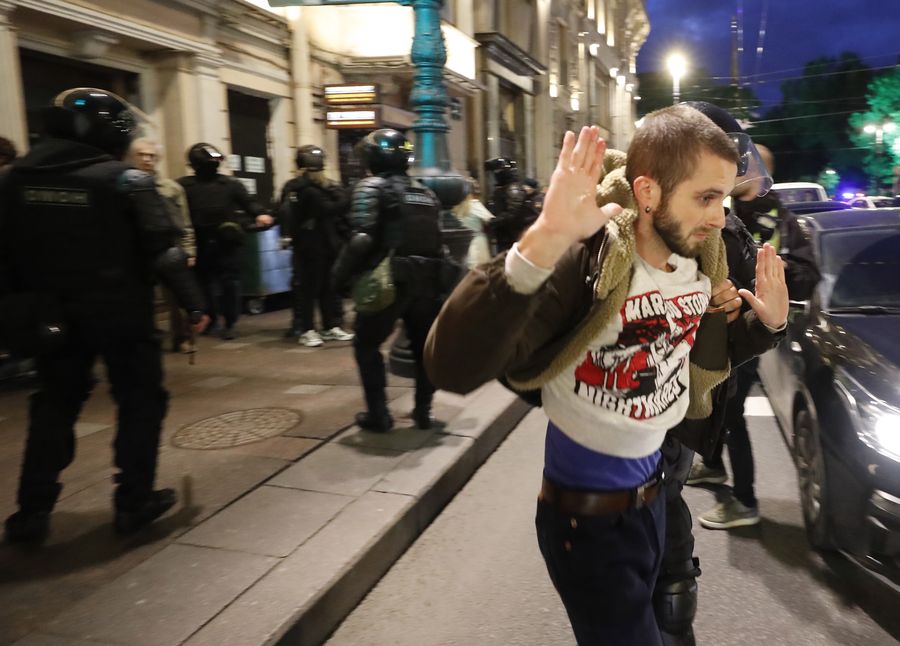 Russian policemen detain a participant of an unauthorised protest against the partial mobilisation due to the conflict in Ukraine, in central St. Petersburg, Russia, 21 September 2022. Russian President President Putin has signed a decree on partial mobilization in the Russian Federation, with mobilization activities starting on 21 September. Russian citizens who are in the reserve will be called up for military service. On 24 February 2022 Russian troops entered the Ukrainian territory in what the Russian president declared a 'Special Military Operation', starting an armed conflict that has provoked destruction and a humanitarian crisis. EPA/ANATOLY MALTSEV Dostawca: PAP/EPA.