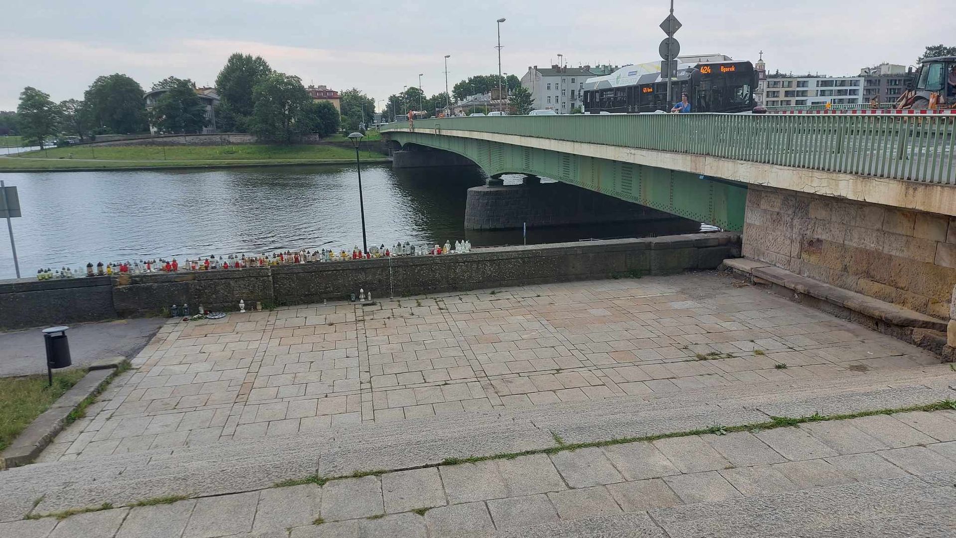 Po tych schodach dachowało auto. Zatrzymało się przed murkiem. 