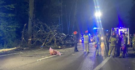 Poważny wypadek pod Warszawą Auto kompletnie zniszczone