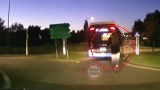 Hulajnogista szalał po jezdni. Pod wideo zawrzało. "Bandyta"