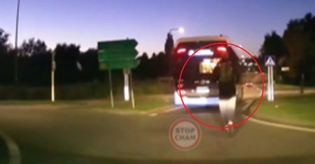 Hulajnogista szalał po jezdni. Pod wideo zawrzało. "Bandyta"