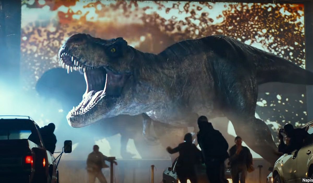 To trzeba zobaczyć. Drapieżnik z "Jurassic World" demoluje kino samochodowe