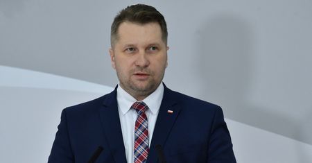 Przemysław Czarnek chce przekonać młodzież do Jana Pawła II. Mówi o "odjaniepawleniu"
