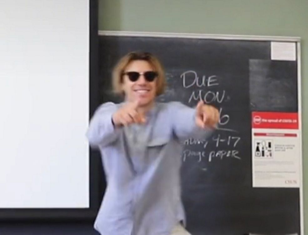 Nauczyciel nagradza swoich uczniów, tańcząc dla nich, gdy dostaną dobrą ocenę