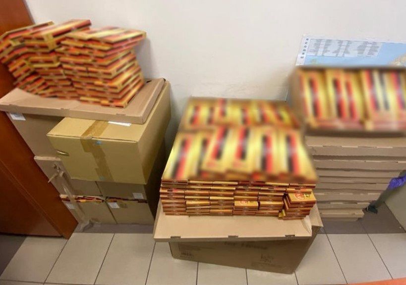 Śląskie. Policja w Jaworznie przechwyciła blisko 7 tysięcy paczek papierosów bez polskich znaków akcyzy.