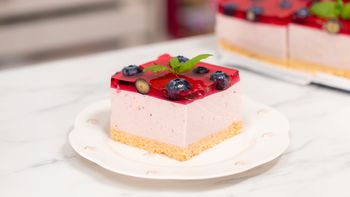 Owocowa kostka bez pieczenia nigdy nie zawodzi. Zrób nasz przepis dnia w majówkę, a nawet teściowa poprosi o dokładkę