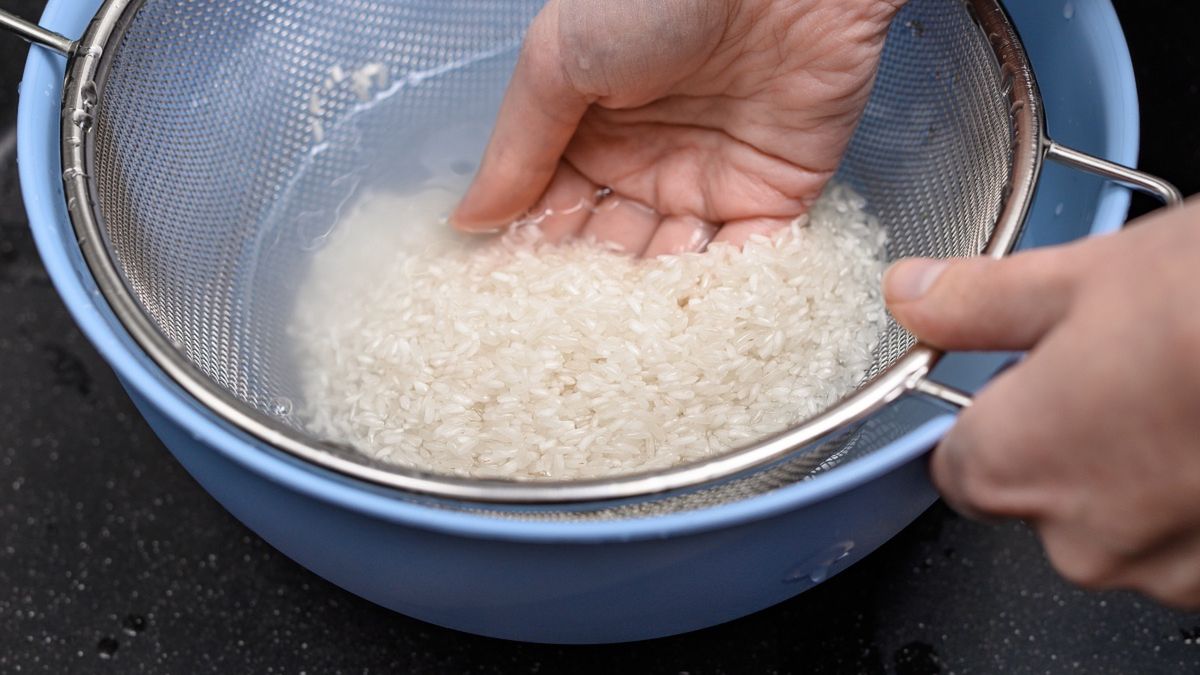 Płukanie ryżu z nadmiaru skrobi 