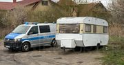 Zwłoki w przyczepie kempingowej na Targówku. Na miejscu pracowała policja