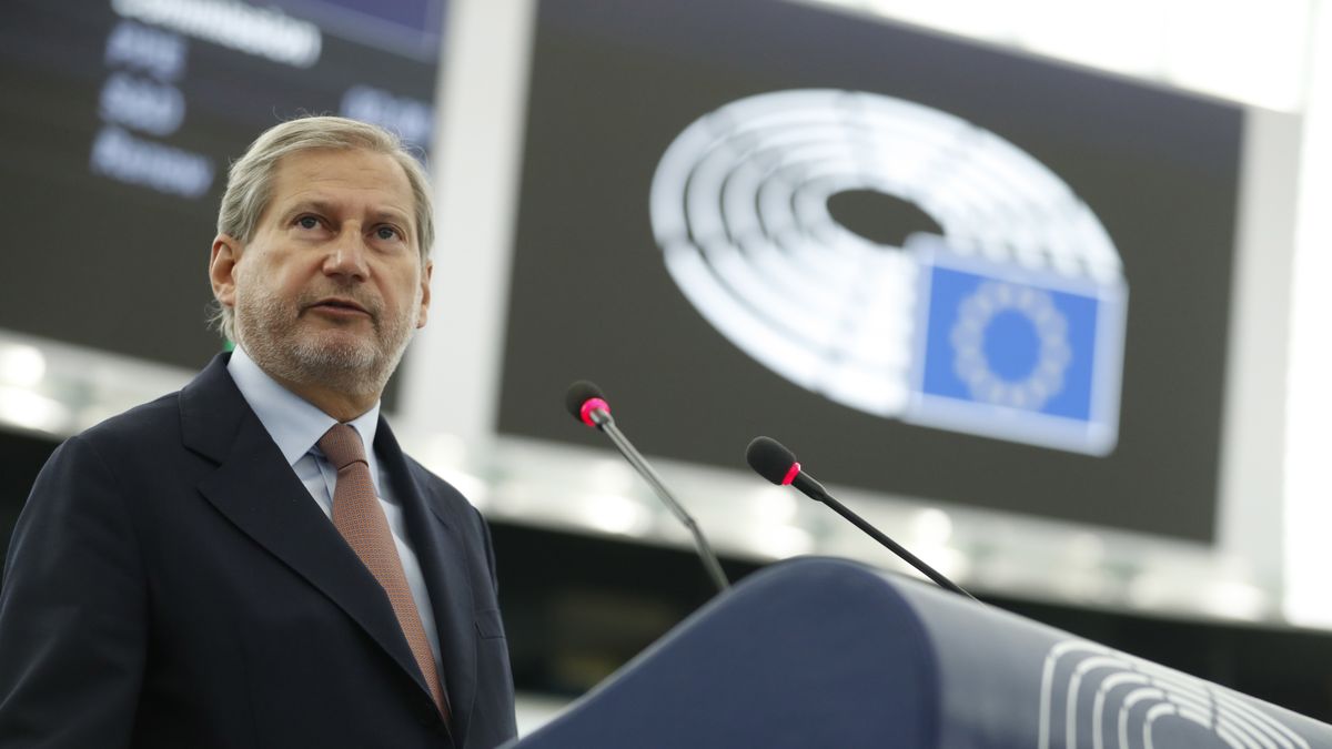 epa09254402 European Commissioner for Budget Johannes Hahn delivers his speech at the European Parliament in Strasbourg, eastern France, 08 June 2021. The European Parliament's headquarters opened for a plenary session after being closed for 15 months due to the COVID-19 pandemic.  EPA/JEAN-FRANCOIS BADIAS / POOL Dostawca: PAP/EPA.
