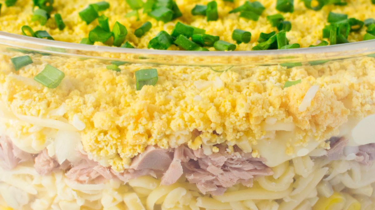 Warstwowa sałatka z tuńczykiem to imprezowy hit