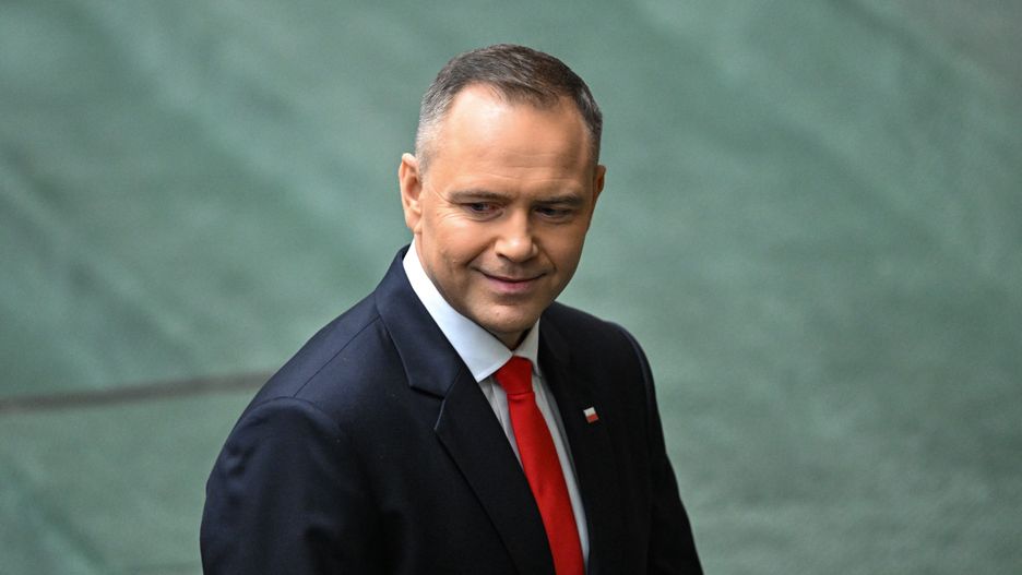 Warszawa, 06.08.2025. Uroczystość zaprzysiężenia Prezydenta RP Karola Nawrockiego przed Zgromadzeniem Narodowym. Prezydent RP Karol Nawrocki wychodzi z sali posiedzień Sejmu w Warszawie, 6 bm. Karol Nawrocki, dotychczasowy prezes IPN, został zaprzysiężony na Prezydenta Rzeczypospolitej Polskiej. Podczas Zgromadzenia Narodowego następca Andrzeja Dudy złożył przysięgę prezydencką, po której formalnie objął urząd głowy państwa. (mr) PAP/Radek Pietruszka